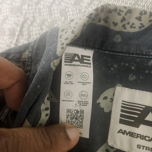 American Eagle Shirt Mens XS Blue Leopard Cheetah Button Front Short Sleeve - Picture 5 of 7